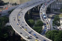 Автомобили, проезжающие по шоссе, Сингапур — стоковое фото