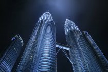 Vue à angle bas des tours jumelles Petronas la nuit, Kuala Lumpur, Malaisie — Photo de stock