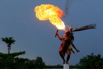 Traditional Dyak Tribe Man Fire Dancing, Borneo, Indonesia — Stock Photo