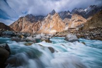 Long exposure shot of Hunza river and Passu Cones mountain, Hunza, Gilgit-Baltistan, Pakistan — Photo de stock