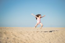 Девушка прыгает в воздух на пляже, Болгария — стоковое фото