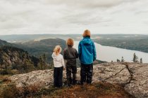 Trois enfants marchent vers Vikerfjell en admirant la vue, Norvège — Photo de stock