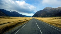 Road to Aoraki Mount Cook Village, Aoraki Mount Cook National Park, South Island, Nova Zelândia — Fotografia de Stock