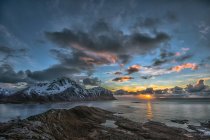 Вид на закат с горы Берган, Офферсоя, Вествагой, Лоффелланд, Норвегия — стоковое фото
