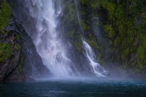 Hermosa cascada en el bosque - foto de stock