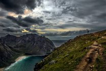 Caminante mirando al Monte Ryten, Lofoten, Nordland, Noruega - foto de stock
