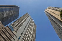 Vista ad angolo basso dei grattacieli, Indonesia — Foto stock