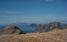 Vista de la isla Mosken desde Mt Mastadfjellet, Vaeroy, Lofoten, Nordland, Noruega - foto de stock