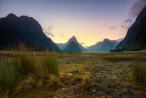 Mitre Peak ao pôr do sol, Milford Sound, South Island, Nova Zelândia — Fotografia de Stock