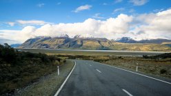 Route vers Aoraki Mount Cook Village, Aoraki Mount Cook National Park, Île du Sud, Nouvelle-Zélande — Photo de stock