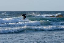 Vista posteriore di un uomo surf, Sopelana spiaggia, Vizcaya, Spagna — Foto stock