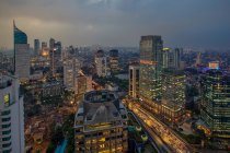 Vista aérea del paisaje urbano de Yakarta al atardecer, Indonesia - foto de stock