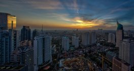 Paysage urbain de Jakarta au beau coucher du soleil, Indonésie — Photo de stock
