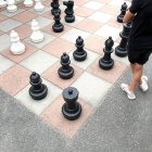 Ragazzo che gioca a scacchi giganti, Baerums Verk, Baerum, Akershus, Norvegia — Foto stock