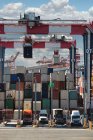 Transporte de contenedores que se cargan en camiones semirremolques, Long Beach, California, Estados Unidos - foto de stock