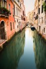 Canal veneciano, Venecia, Véneto, Italia - foto de stock