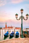 Gôndolas venezianas ancoradas no Grande Canal, Veneza, Veneto, Itália — Fotografia de Stock