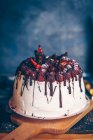 Torta crema di lamponi e fragole con cioccolato su tavola di legno, vista da vicino — Foto stock
