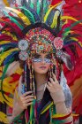 Retrato de una mujer vestida con un disfraz de tribu indígena - foto de stock