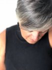 Ritratto di una donna dai capelli grigi che guarda in basso — Foto stock