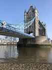 Tower Bridge over river Thames, Londres, Inglaterra, Reino Unido - foto de stock