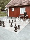 Menino jogando um jogo de xadrez gigante, Baerums Verk, Baerum, Akershus, Noruega — Fotografia de Stock