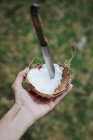 Man cutting open a coconut, Seychelles — Stock Photo