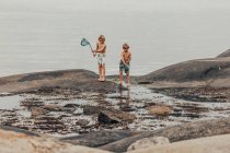 Zwei Jungen beim Krabbenangeln in Verdens Ende, Tjome, Tonsberg, Norwegen — Stockfoto