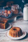 Kuchen mit Kürbis, Schokolade, Zimt und Nüssen — Stockfoto