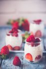 Macetas de yogur con semillas de chía, fresas y frambuesas - foto de stock