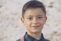 Портрет улыбающегося мальчика на улице — стоковое фото