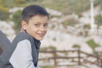 Portrait of smiling boy in outdoor scene — Stock Photo