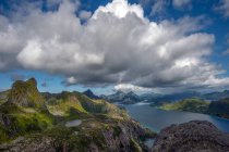 Bellissimo paesaggio montagnoso con lago sotto cielo nuvoloso blu — Foto stock