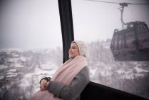 Mulher sorridente nas montanhas por um teleférico, Bósnia e Herzegovina — Fotografia de Stock