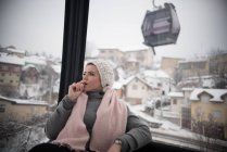 Улыбающаяся женщина в горах на подъемнике, Босния и Герцеговина — стоковое фото