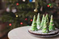 Різдвяна ялинка з прикрасами і ялиновими гілками на дерев'яному фоні — стокове фото
