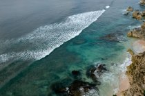 Rollende Wellen an felsiger Küste, erhöhter Blick — Stockfoto