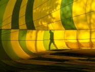 Silhouette di un uomo che cammina dentro una mongolfiera, Girona, Spagna — Foto stock