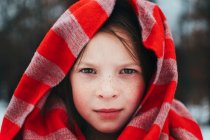 Porträt eines Mädchens, das im Schnee steht und einen Schal um den Kopf trägt, USA — Stockfoto