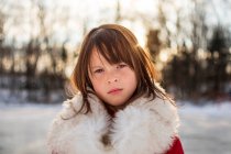 Porträt eines Mädchens, das im Schnee steht, USA — Stockfoto