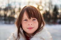 Портрет усміхненої дівчини, що стоїть у снігу (США). — стокове фото