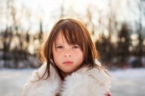 Retrato de uma menina de pé na neve, Estados Unidos — Fotografia de Stock