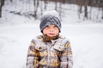 Retrato de menino criança coberta de neve no parque de inverno cena — Fotografia de Stock