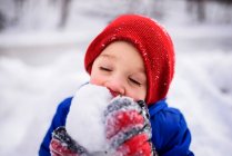 Nahaufnahme eines Jungen, der Schnee isst, Wisconsin, Vereinigte Staaten — Stockfoto
