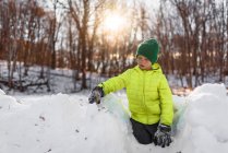 Мальчик строит снежный форт, Соединенные Штаты — стоковое фото