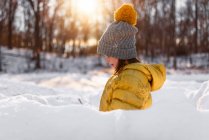 Девушка, стоящая рядом со снежной крепостью, США — стоковое фото