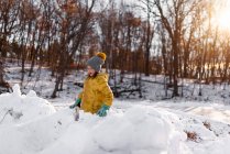 Chica construyendo un fuerte de nieve, Estados Unidos - foto de stock