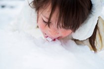 Close-up de menina comendo neve, Estados Unidos — Fotografia de Stock