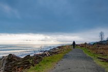 Frau läuft auf einem Küstenwanderweg, Kanada — Stockfoto