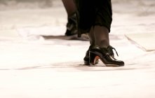 Primo piano delle gambe di una ballerina di flamenco femminile — Foto stock